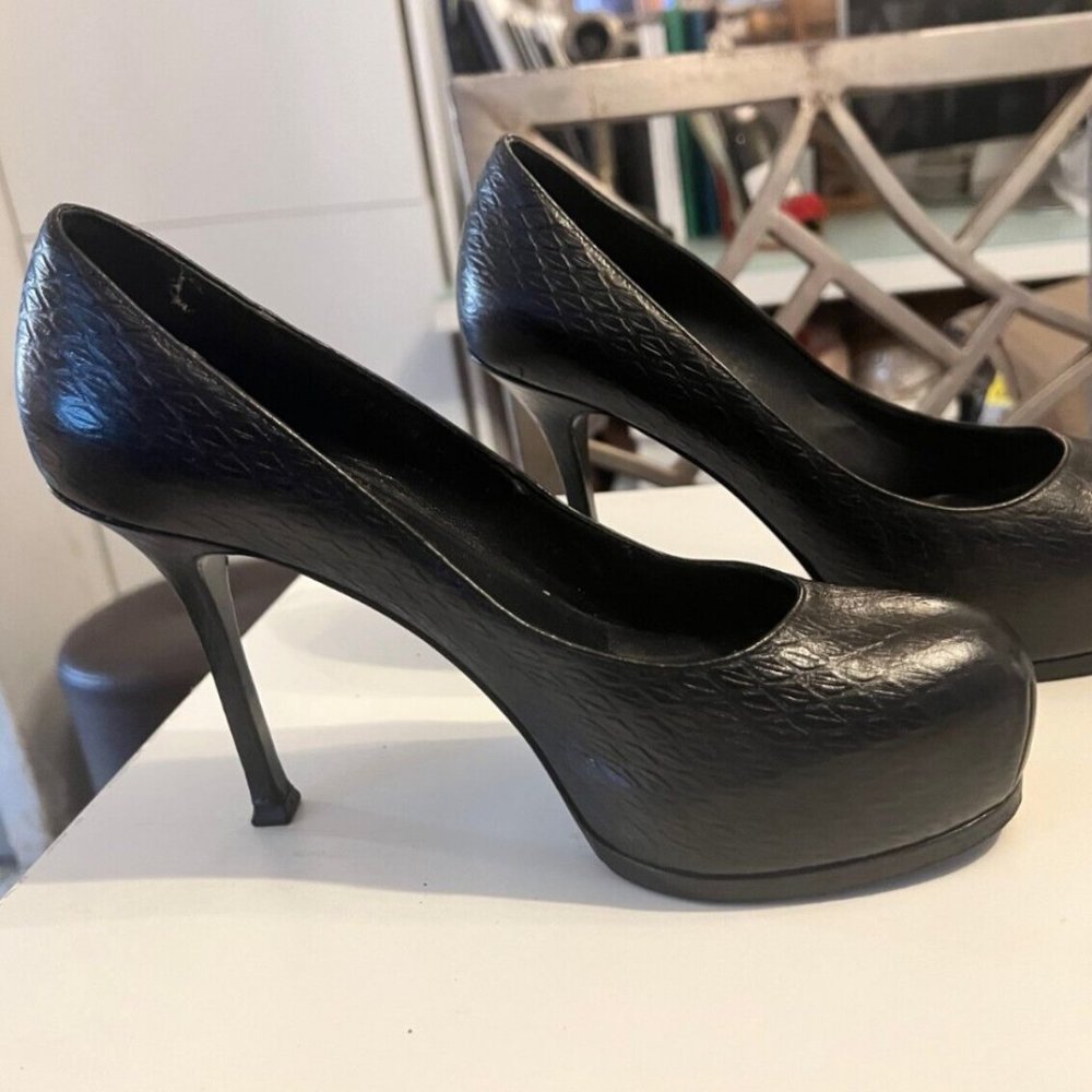 YSL YVES SAINT LAURENT Tribtoo Black Textured Leather Platform Pump Heels 38 / 8